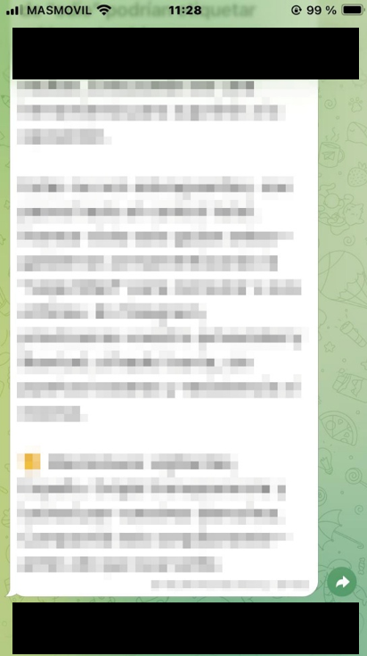 Captura de pantalla de xat de Telegram on els menús estan coberts per respectives bandes negres